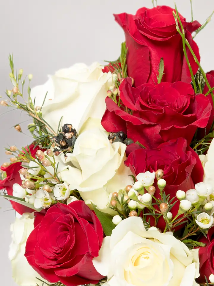 Bouquet rose bianche e rosse dettagli
